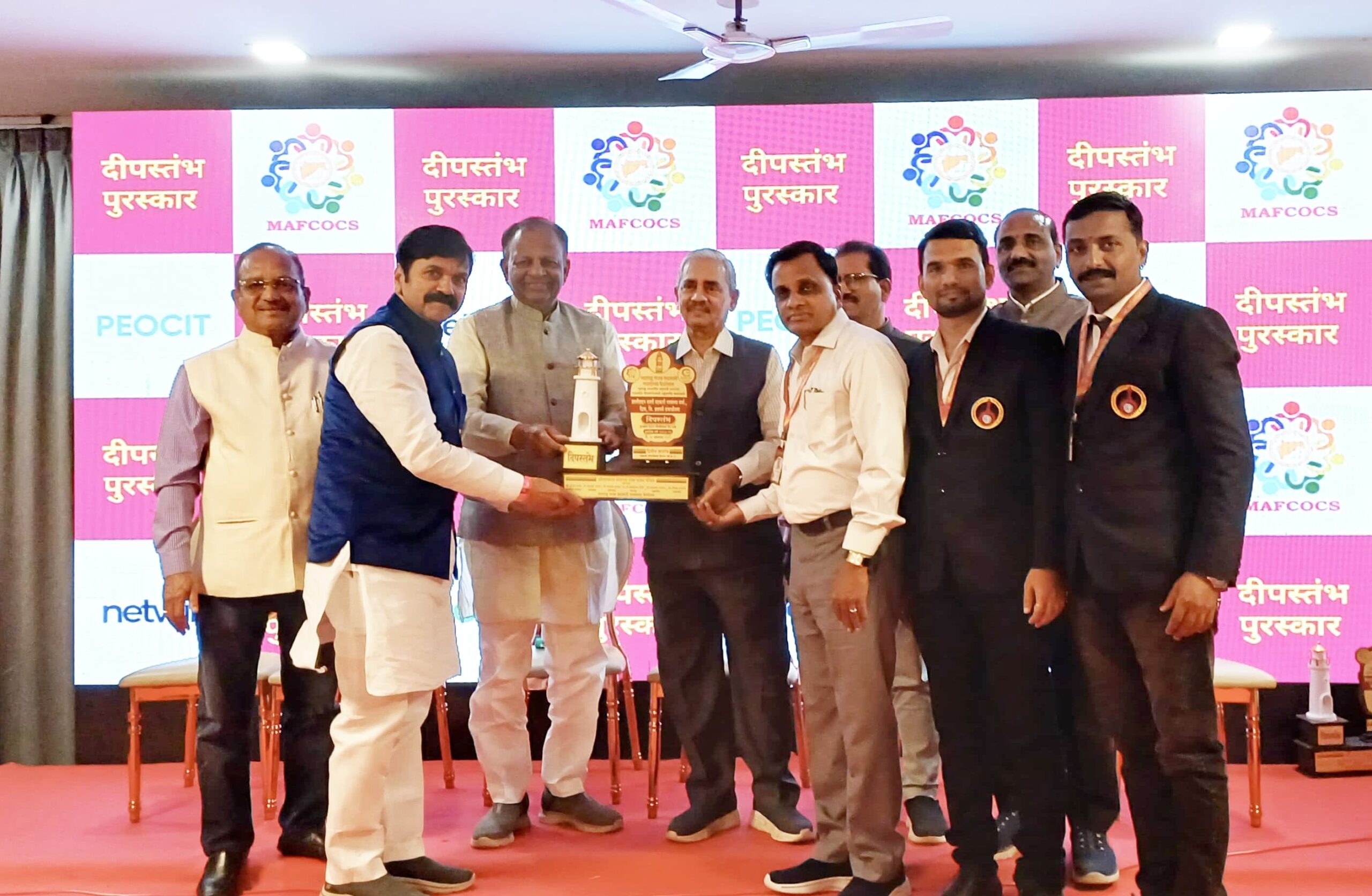 "शालिवाहन पतसंस्था"* सलग सहाव्यांदा महाराष्ट्र राज्य सहकारी फेडरेशन च्या वतीने दिल्या जाणाऱ्या प्रतिष्ठेच्या *राज्यस्तरीय "दीपस्तंभ" पुरस्काराने सन्मानित 🏆*